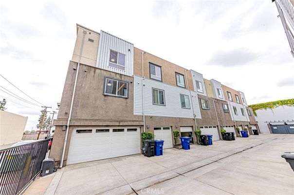 Attached, Exterior, Facade, Rowhouse