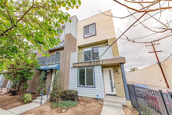 Exterior, Facade, Rowhouse