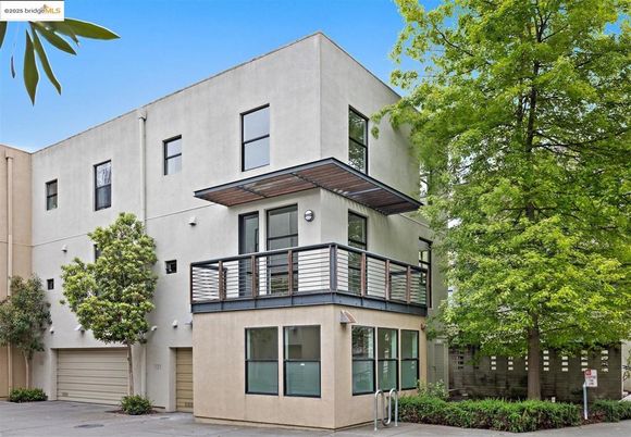 Attached, Exterior, Facade, Modern