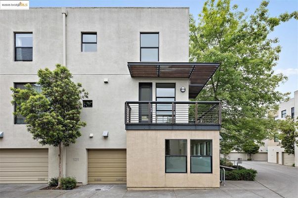 Attached, Exterior, Facade, Modern