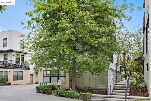 Exterior, Facade, Modern