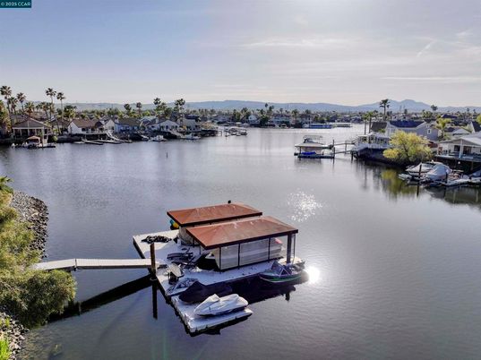 Exterior, Lake
