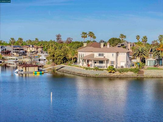Exterior, Lake