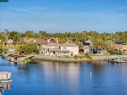 Exterior, Lake