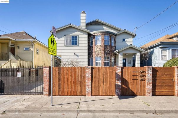 Exterior, Facade, Rowhouse