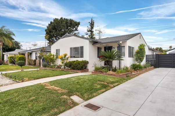 Backyard, Exterior, Facade, Ranch