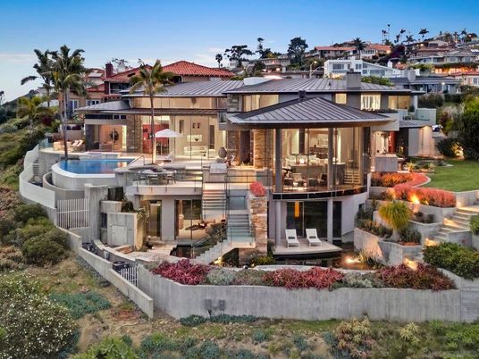Exterior, Facade, Pool, Modern