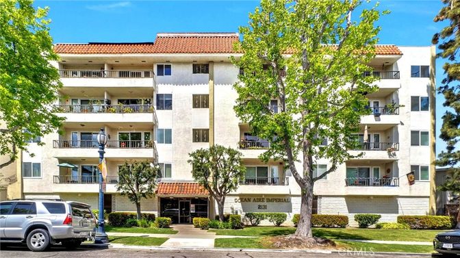 Exterior, Facade, Condo Building