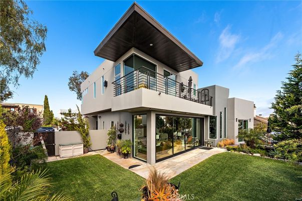 Backyard, Exterior, Facade, Modern