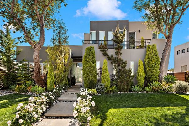 Backyard, Exterior, Facade, Modern