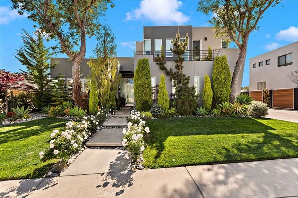 Backyard, Exterior, Facade, Modern