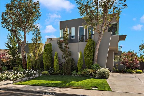 Exterior, Facade, Modern