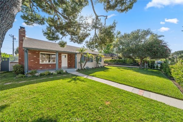 Backyard, Exterior, Facade, Brick Facade, Ranch