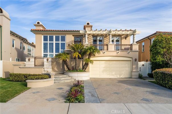 Attached, Exterior, Facade, Mediterranean