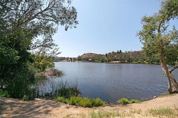 Exterior, Lake