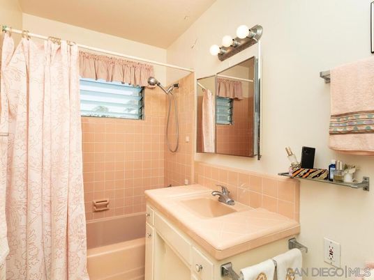 Bathroom, Interior, Tile Countertops