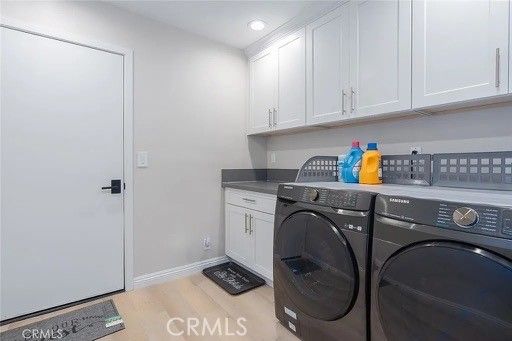 Interior, Recessed Lighting, Washer, Wood Texture Flooring