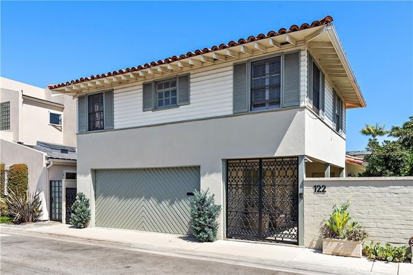 Attached, Exterior, Facade, Mediterranean