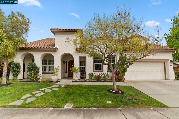 Attached, Exterior, Facade, Mediterranean