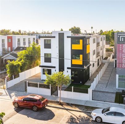 Exterior, Facade, Modern