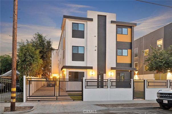 Exterior, Facade, Modern