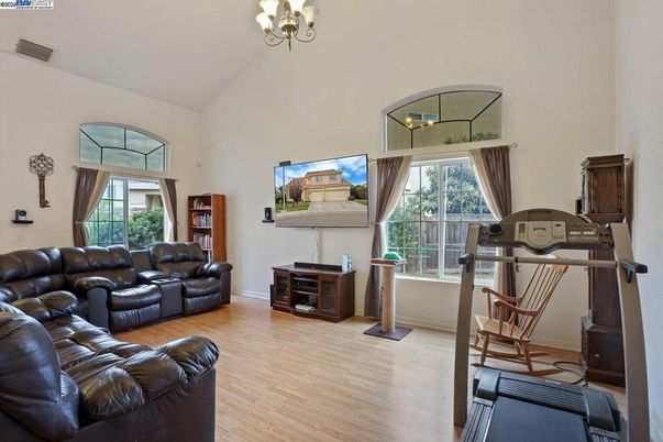 Chandelier, Fitness Equipment, Interior, Living room, Wood Texture Flooring