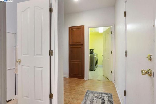 Interior, Recessed Lighting, Washer, Wood Texture Flooring