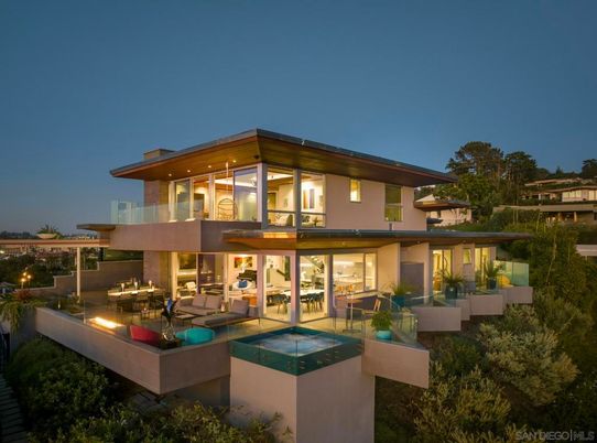 Exterior, Facade, Pool, Modern