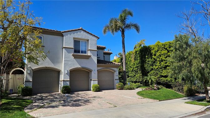 Attached, Exterior, Facade, Mediterranean