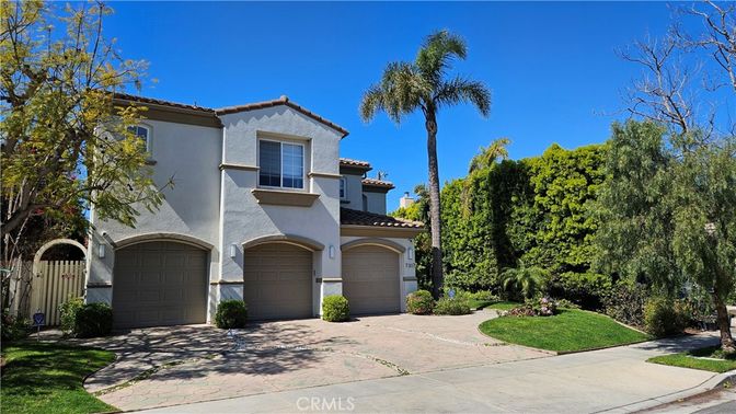 Attached, Exterior, Facade, Mediterranean