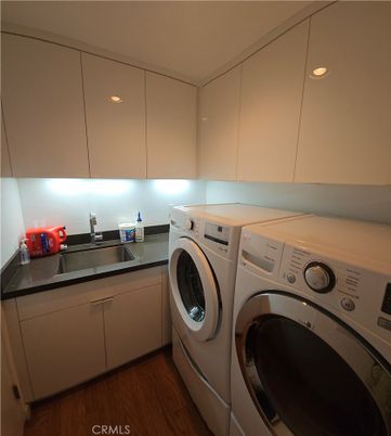 Interior, Recessed Lighting, Washer, Wood Texture Flooring