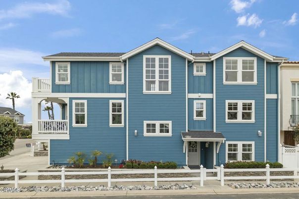 Exterior, Facade, Rowhouse