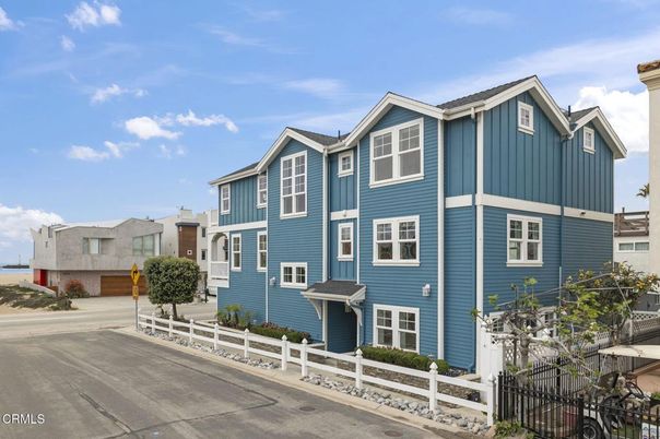 Exterior, Facade, Rowhouse