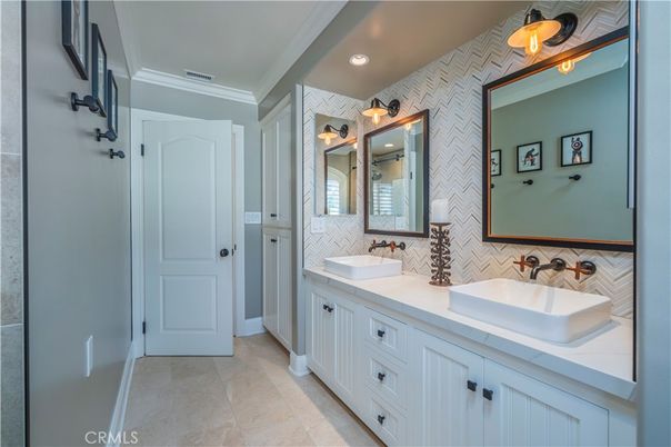 Bathroom, Dual Sink Vanities, Interior, Recessed Lighting