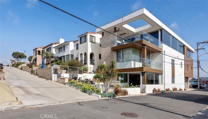 Exterior, Facade, Modern