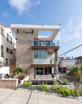 Exterior, Facade, Modern