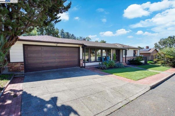 Attached, Exterior, Facade, Ranch