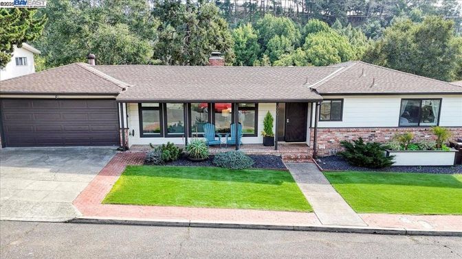 Attached, Exterior, Facade, Ranch