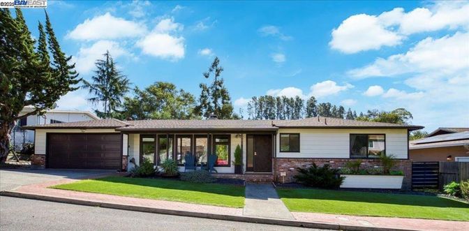 Attached, Exterior, Facade, Ranch