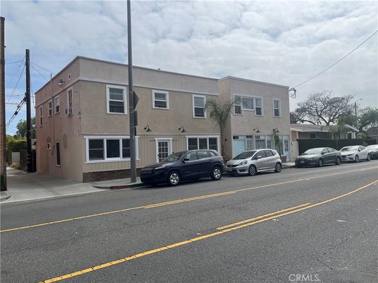 Exterior, Facade, Rowhouse