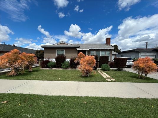 Exterior, Facade, Ranch