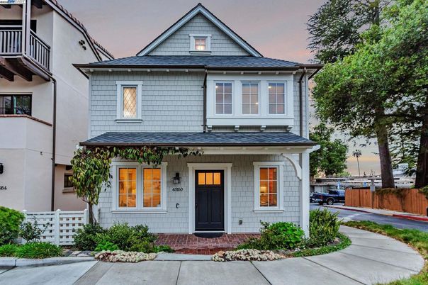Exterior, Facade, Queen Anne Victorian
