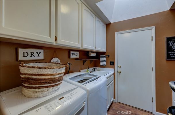 Interior, Washer, Wood Texture Flooring