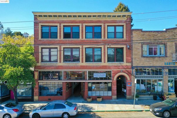 Exterior, Facade, Brick Facade, Rowhouse