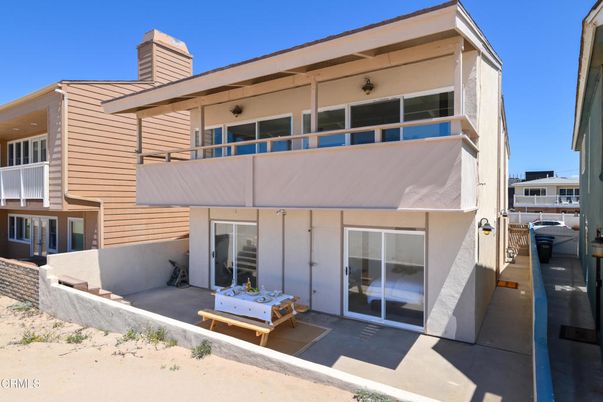 Exterior, Facade, Modern