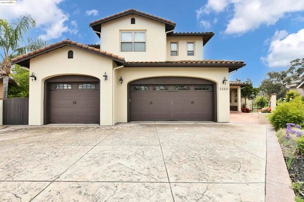 Attached, Exterior, Facade, Mediterranean