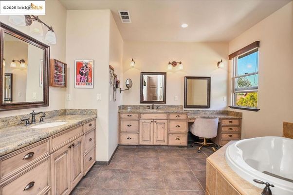Bathroom, Dual Sink Vanities, Interior, Recessed Lighting