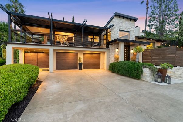 Attached, Exterior, Facade, Modern