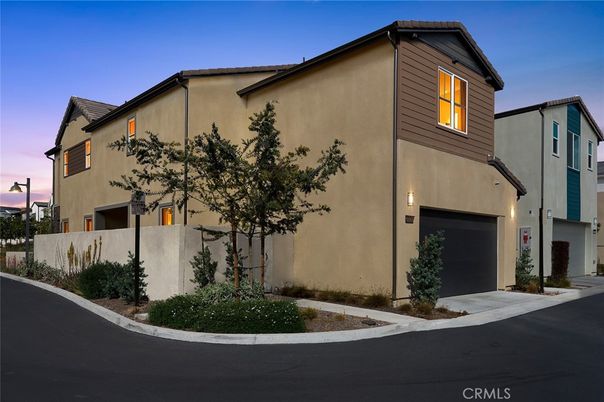 Attached, Exterior, Facade, Modern