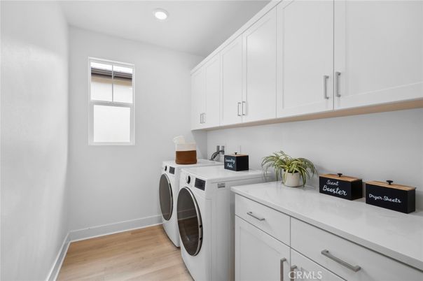 Interior, Recessed Lighting, Washer, Wood Texture Flooring